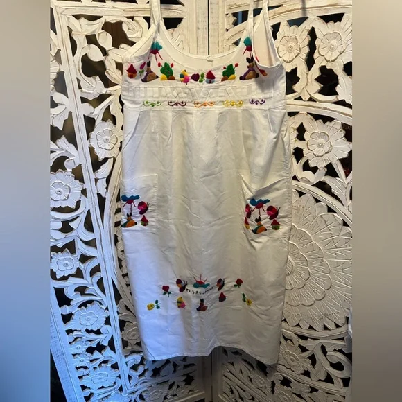 Beautiful embroidered El Salvador dress - Picture 2 of 8